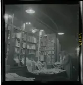 1950. Paris. Ett par utanför ett antikvariat, kväll