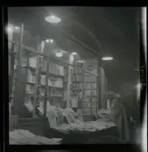 1950. Paris. Ett par utanför ett antikvariat, kväll