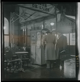 1950. Paris. Två män utanför ett café, kväll