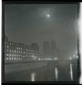 1950. Paris. Gata med Notre Dame i bakrunden, kväll.