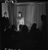 505 Wityansky Teaterskola för Allers. En manlig och en kvinnlig elev på scen, publik framför.