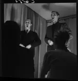 505 Wityansky Teaterskola för Allers. Två unga män sjunger.