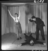 505 Wityansky Teaterskola för Allers. Tre teaterelever agerar på scen.