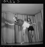 505 Wityansky Teaterskola för Allers. Två teaterelever repeterar.