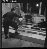 505 Wityansky Teaterskola för Allers. Scenbygge. En man instruerar och pekar med en käpp.