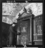 511 Gripsholms Slott för Allers. En man öppnar en dekorerad målad dörr. Även väggar och tak har målade mönster i Hertig Karls kammare.