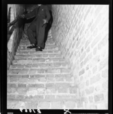 511 Gripsholms Slott för Allers. En man med nyckelknippa påväg i trappa.