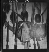 511 Gripsholms Slott för Allers. Riddarrustning, lansar och sköldar visas på vägg.