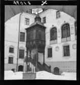 511 Gripsholms Slott för Allers. Borggården, brunn, trappa.