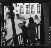 511 B Gripsholms Slott. Ett par står i en trappa och blickar ut över borggården.