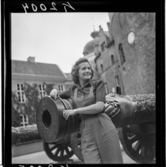 511 B Gripsholms Slott. En kvinna lutar sig emot en kanon.