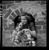 511 B Gripsholms Slott. En kvinna med en korg blommor i ett litet fönstervalv.