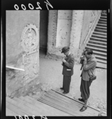 511 B Gripsholms Slott. Ett par män fotograferar en detalj på slottets fasad.