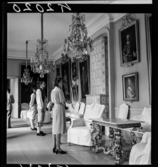 511 B Gripsholms Slott. Besökare i ett av rummen på Gripsholms slott.