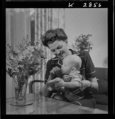513 B Red. Karlströmer. En kvinna med en bebis i famnen.
