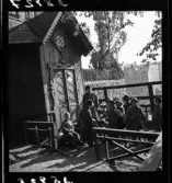 539 Söder. En barngrupp framför en förskola/skola.