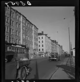 539 Söder. Trafik längst gata. Spårvagn 4 Ringlinje passerar.