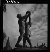 539 Söder. Offentlig konst. Staty, en pojke och en flicka håller gemensamt i en boll.