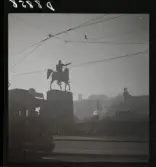 542 Dimma. Staty på Slussplan mot Slussen och Södermalm.