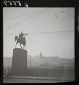 542 Dimma. Staty på Slussplan mot Slussen och Södermalm.