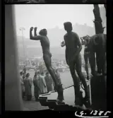 542 Dimma. Människor vid fontänskulpturen Orfeusgruppen av Carl Milles framför Konserthuset på Hötorget.