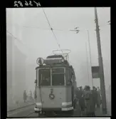 542/B Dimma. Spårvagn 4 till Valhallavägen vid hållplats.