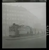 542/B Dimma. Spårvagn 4 Ringlinje till Valhallavägen vid hållplats.