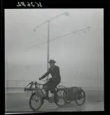 542/B Dimma. Man på lådcykel.