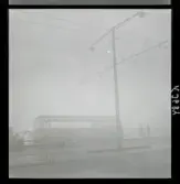 542/B Dimma. Buss på bro i dimma.