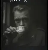558 Wilhelm Moberg. Porträtt av Vilhelm Moberg som dricker kaffe.