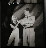 561 Operan för Allers. En man och kvinna i kostymer på scen.