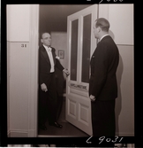 561 A Operareportage för tidningen Vi. Kapellmästaren tar emot en man i dörren till sitt kontor.