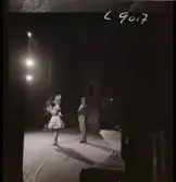 561 A Operareportage för tidningen Vi. Sångare på scen.