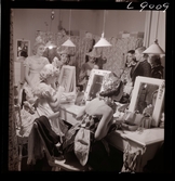 561 A Operareportage för tidningen Vi. Omklädningsrum. En grupp i scenkostymer kvinnor sminkar sig framför bordsspeglar.