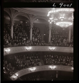 561 A Operareportage för tidningen Vi. Vy över salongen full av publik.