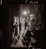 561 A Operareportage för tidningen Vi. Ensemble på scen, sedd från kulisserna.