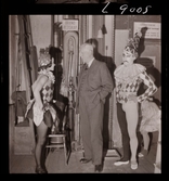 561 A Operareportage för tidningen Vi. Två dansare i clown-scenkostymer och talar med en man bakom kulisserna.