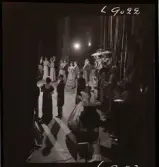 561 A Operareportage för tidningen Vi. Ensemble på scen, sedd från kulisserna.