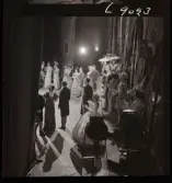 561 A Operareportage för tidningen Vi. Ensemble på scen, sedd från kulisserna.