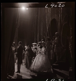 561 A Operareportage för tidningen Vi. Ensemble på scen, sett från kulisserna.