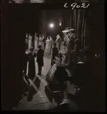 561 A Operareportage för tidningen Vi. Ensemble på scen, sett från kulisserna.