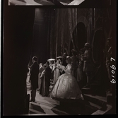 561 A Operareportage för tidningen Vi. Ensemble på scen, sett från kulisserna.