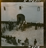 568 F. Stieg Trenter, Torremolinos. Begravning. Människor har samlats kring kistan på kyrktrappen.