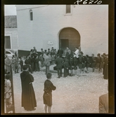 568 F. Stieg Trenter, Torremolinos. Begravning. Människor har samlats kring kistan på kyrktrappen.