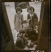 568 F. Stieg Trenter, Torremolinos. En grupp glada flickor i en dörröppning.