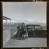 568 F. Stieg Trenter, Torremolinos. Stieg Trenter med familj poserar framför en bil. På resa.