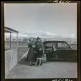 568 F. Stieg Trenter, Torremolinos. Stieg Trenter med familj poserar framför en bil. På resa.