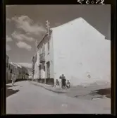 568 F. Stieg Trenter, Torremolinos. Gatubild. Några pojkar hänger i ett gathörn.