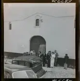 568 F. Stieg Trenter, Torremolinos. Ett brudpar med sällskap på gatan utanför kyrkan.