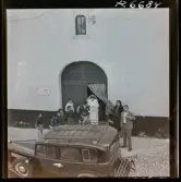 568 F. Stieg Trenter, Torremolinos. Bröllop. Ett brudpar med sällskap stiger just ur kyrkan.